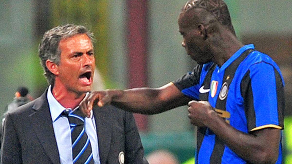 Dass Zuhören nicht unbedingt zu den Stärken von Balotelli gehört, wird sein früherer Trainer Jose Mourinho (l.) sicherlich bestätigen. In der Champions-League-Saison 2009/10 sieht der Stürmer bei Rubin Kazan in der 43. Minute Gelb. Weil Mourinho kein weiterer Stürmer zur Verfügung steht, redet er in der Pause 15 Minuten auf den Italiener ein, sich doch bitteschön keinen Ausraster oder Fehltritt zu leisten. In der 46. Minute fliegt Balotelli mit Gelb-Rot vom Platz
                  
                  