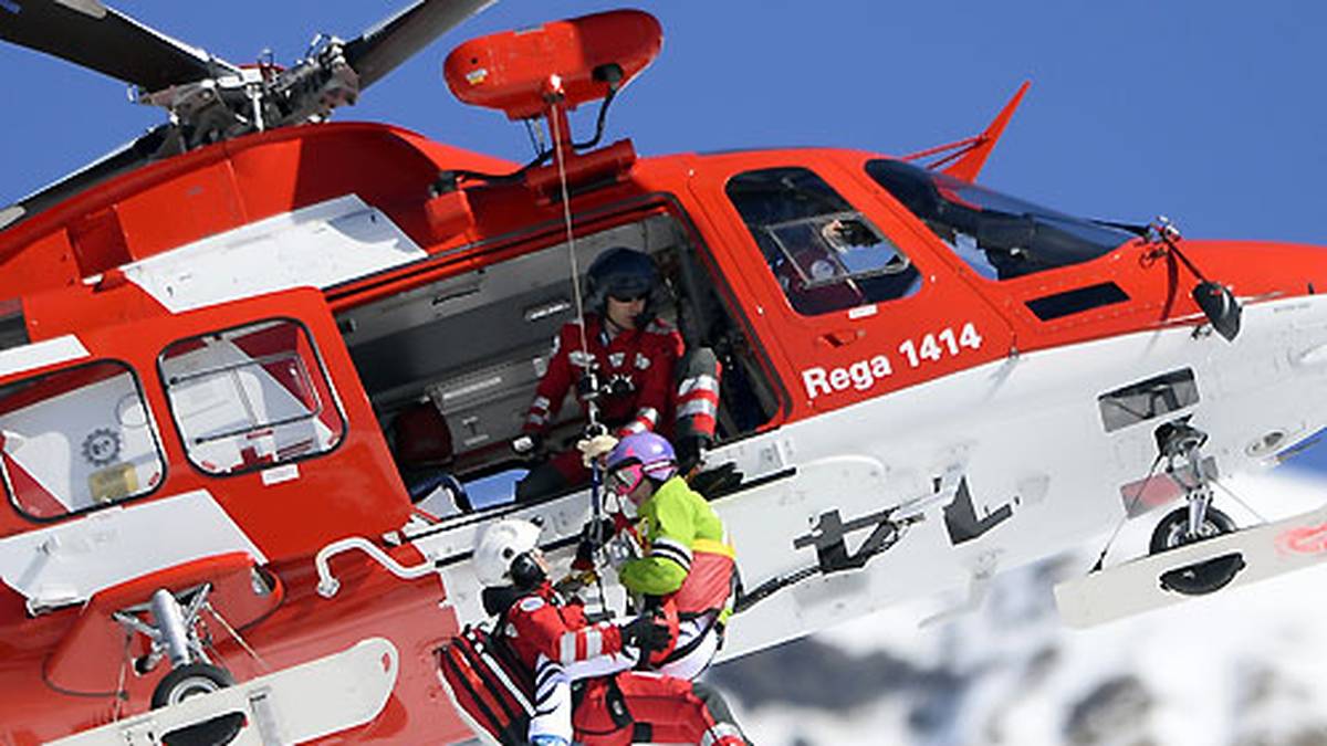 und muss mit einem Helikopter abtransportiert werden. Zwar ist sie wenig später wieder auf den Beinen, die große Kristallkugel ist allerdings futsch