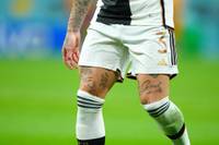 Deutschlands Nationalspieler David Raum ist regelrecht übersät mit Tattoos - und verrät, auch schon selbst zur Nadel gegriffen zu haben.