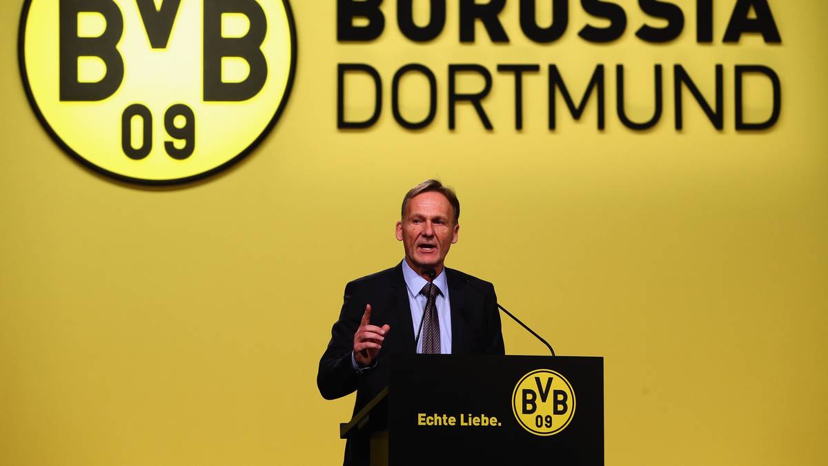 Nach einer sportlich erfolglosen Saison ist es im November 2014 endlich soweit: Der BVB hat seine Schulden innerhalb von zehn Jahren, in denen Watzke als Geschäftsführer tätig ist, komplett abgebaut. Zur Erinnerung: 2004 lag der Schuldenstand bei 118,8 Mio. Euro