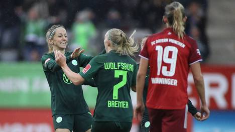 Der VfL Wolfsburg jubelt über den Sieg beim FC Bayern