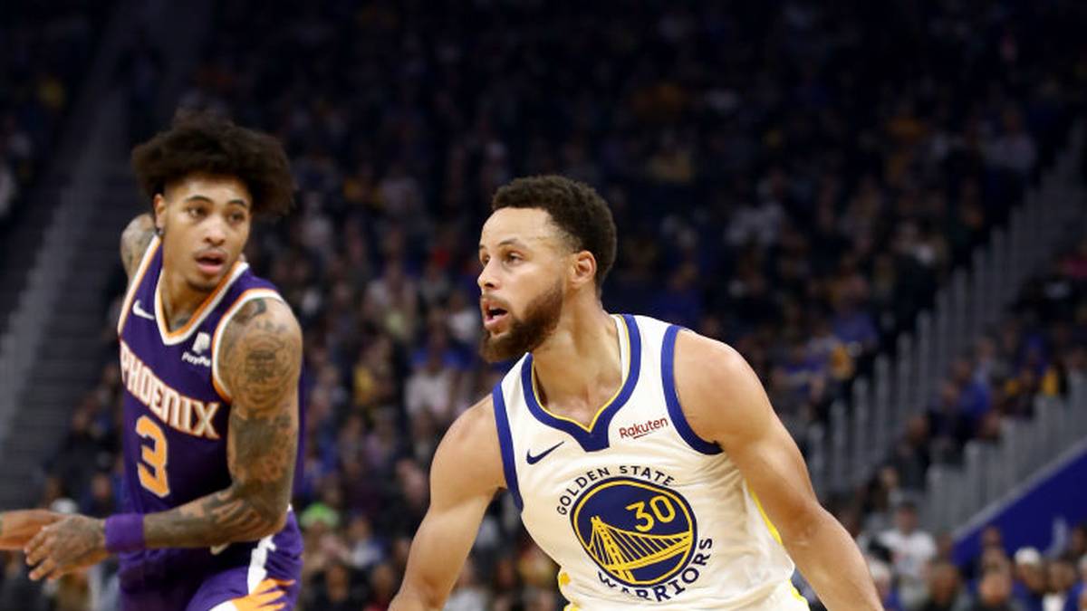 Das hat Gründe. Superstar Steph Curry verletzte sich schwer und fällt lange aus, auch Draymond Green fehlte zuletzt. Die Warriors sind vom Verletzungspech verfolgt, die weiteren Spieler im Kader haben nicht das Niveau der Superstars Thompson, Curry und Green