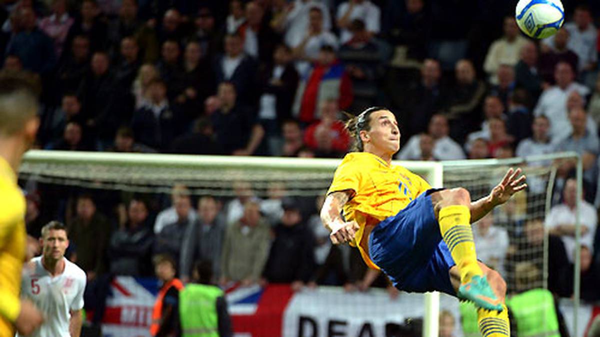 Wer so trifft, darf auch mal Sprüche klopfen: Im November 2012 staunt die Welt über Ibrahimovics Fallrückzieher-Tor. Der Schwede erzielt auf spektakuläre Art und Weise den 4:2-Endstand gegen England, als er eine zu kurze Kopfball-Abwehr von Keeper Joe Hart aus 30 Metern direkt ins Tor befördert
                  
                  
                  
                  