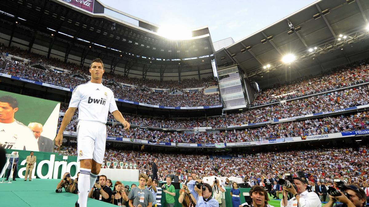 CRISTIANO RONALDO: Als Cristiano Ronaldo 2009 als CR9 (seine erste Rückennummer bei den Königlichen) von Manchester United zu Real Madrid wechselte, wurde bei seiner Präsentation der Zuschauerrekord gebrochen