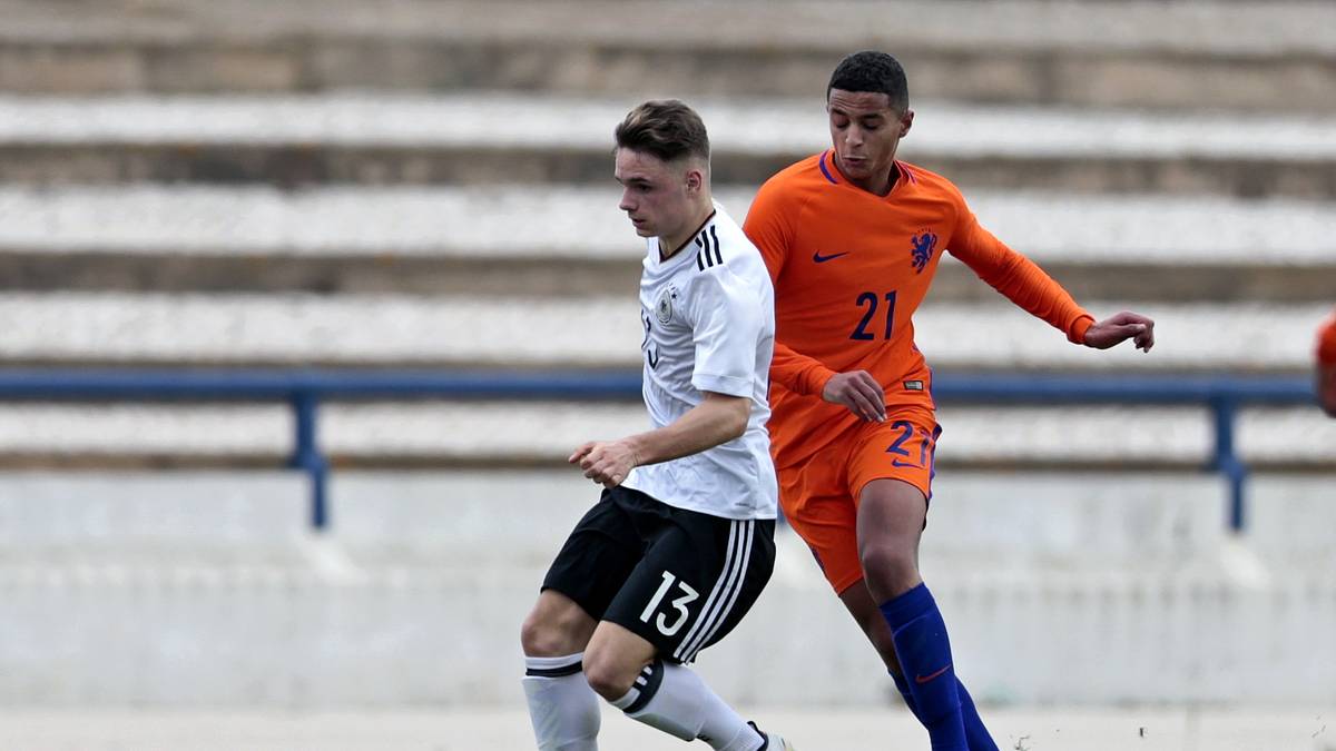 2018 wurde Mohammed Ihattaren (r.) U17-Europameister mit den Niederlanden. Bereits seit letzter Saison gehört er zum festen Kreis der Profis von PSV Eindhoven. Der 17-Jährige ist im zentralen Mittelfeld zu Hause und kam in 12 Spielen in der Eredivisie zum Einsatz