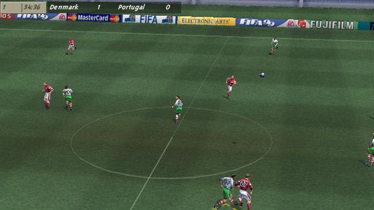 FIFA 99: Das Spiel legte genüber dem Vorgänger grafisch nochmals ordentlich zu und bot erstmals unterschiedlich große Spieler