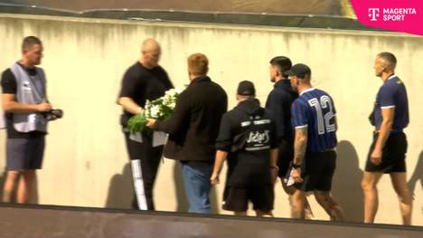 Vor dem Duell zwischen Hansa Rostock und dem 1. FC Saarbrücken kommt es zu einer bewegenden Geste: Saarbrücker Fans legen in Gedenken an den im Mai verstorbenen Rostocker Fan einen Kranz nieder.