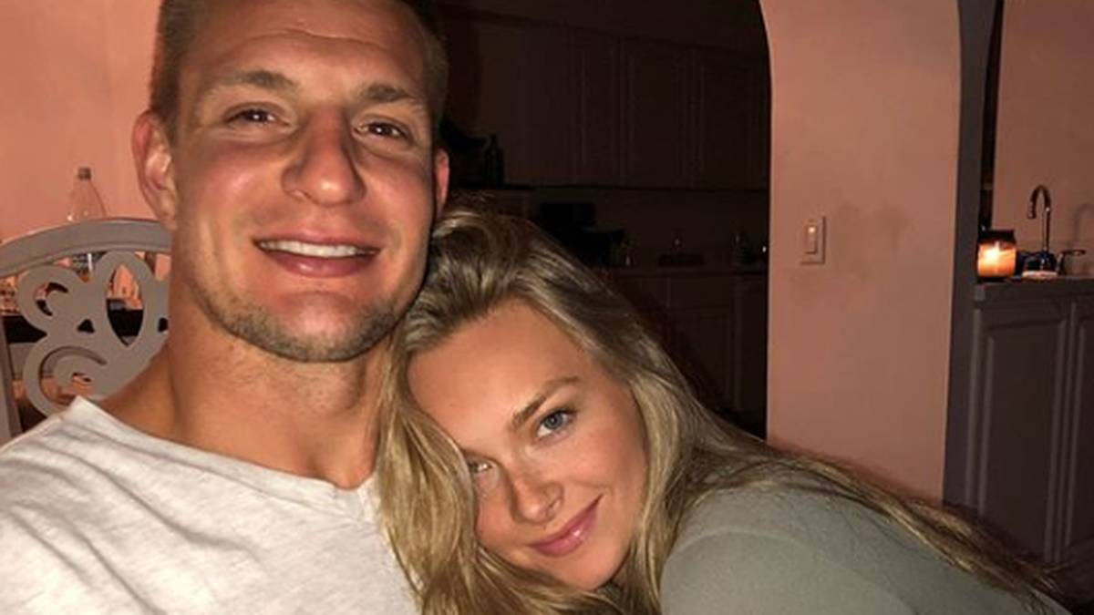 Es ist Rob Gronkowski, Ex-Tight-End der New England Patriots. Trotz einiger Höhen und Tiefen in ihrer Beziehung sind der NFL-Profi und die frühere Cheerleaderin Camille Kostek seit vier Jahren ein Paar