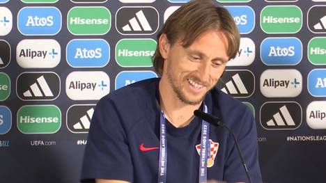 Auf der Pressekonferenz der kroatischen Nationalmannschaft äußert sich Luka Modric verhalten über seine Zukunft, Kroatiens Trainer berichtet von einer guten Erfahrung in Saudi-Arabien.