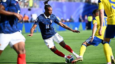 Désiré Doué findet auf der Pressekonferenz lobende Worte für Bayern-Spieler Michael Olise. Außerdem verrät er, ob Mr. Nonchalant auch innerhalb des Teams so wortkarg ist, wie in der Öffentlichkeit