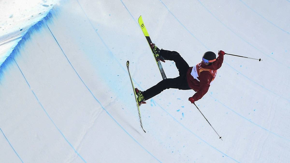 So auch bei Kevin Rolland. Der Sprung des Franzosen misslingt, er prallt mit voller Wucht auf die Kante, wird von dieser zurück in die Halfpipe geschleudert