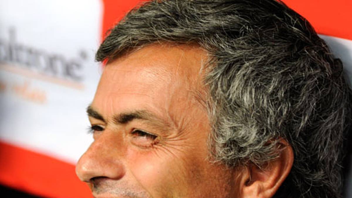Mourinho kann im Nachhinein über solche Szenen lachen, spart aber keinesfalls mit Kritik an Balotelli: "Ich könnte ein 200-Seiten-Buch über meine zwei Jahre bei Inter mit Mario schreiben", sagte Mourinho im Gespräch mit "CNN". "Das Buch wäre allerdings kein Drama, es wäre eine Komödie." Mourinho setzt noch einen drauf: "Der hat leider nur eine Hirnzelle" 
                  
                  