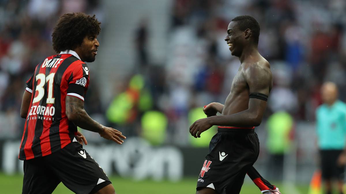 OGC NIZZA: Mit Ex-Bayern-Star Dante (l.) und "Enfant Terrible" Mario Balotelli wären die Franzosen ein attraktiver, aber auch schwieriger Gegner für Hoffenheim. Allerdings ist noch unklar, ob Balotelli (Vertrag läuft im Sommer aus) und der von Borussia Dortmund umworbene Trainer Lucien Favre bleiben