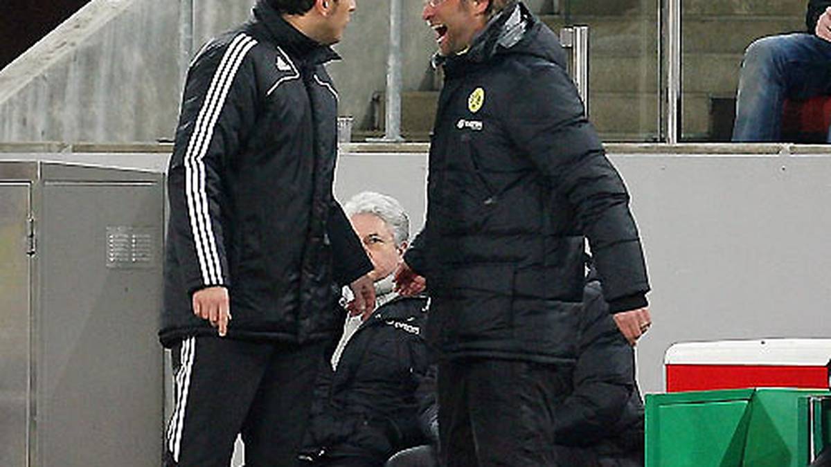 JANUAR 2010: Stefan Trautmann muss als Vierter Offizieller gleich zweimal einen Ausbruch von "Vulkan" Klopp miterleben. Im Januar 2010 liefern sich die beiden beim Spiel der Dortmunder beim 1. FC Köln ein hitziges Wortgefecht an der Seitenlinie...