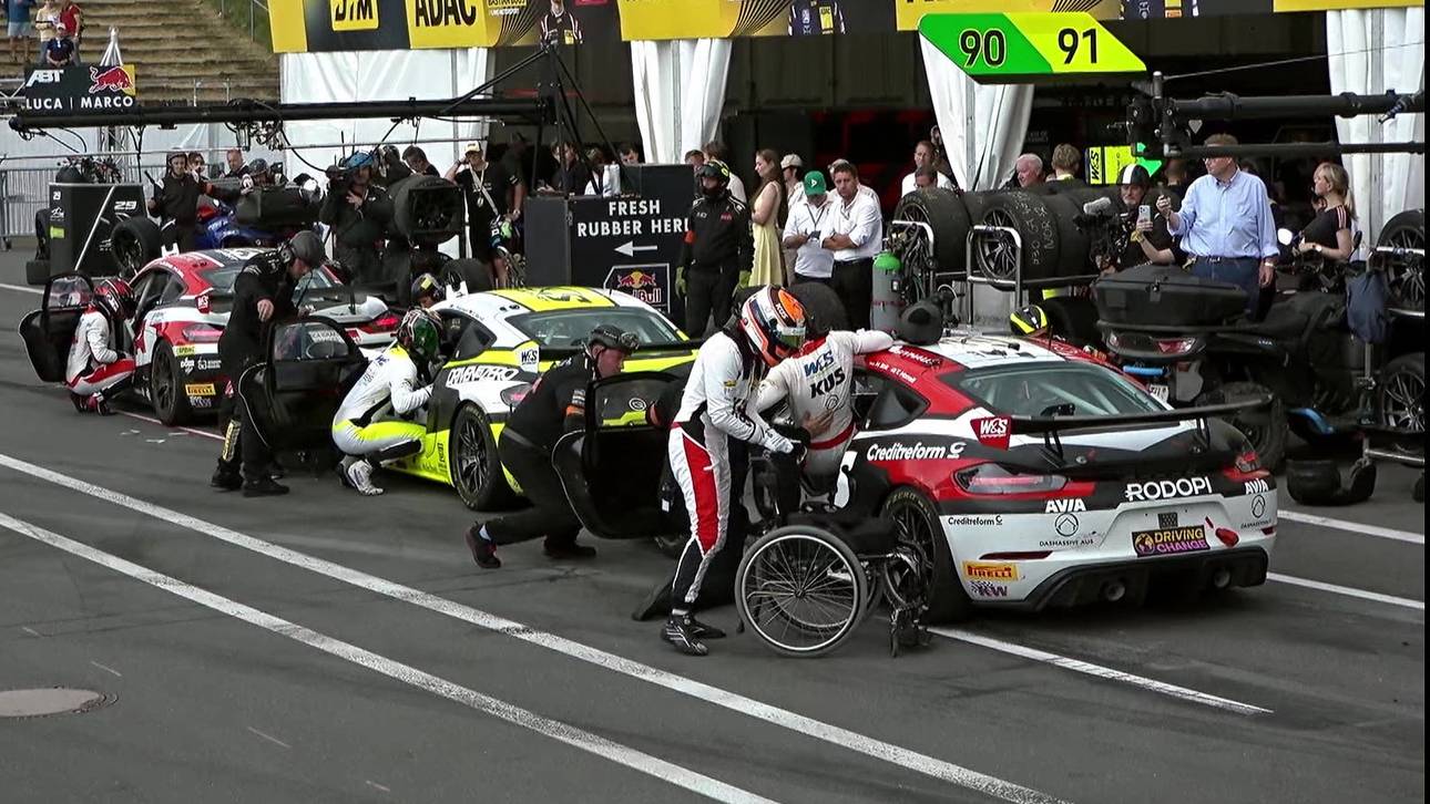 Vom Rollstuhl ins Rennauto! Besondere Szene am Norisring