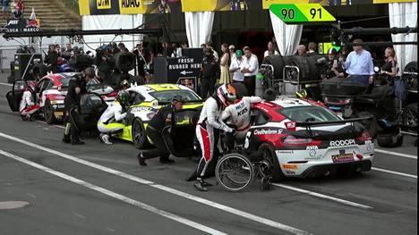 Beim 2. Rennen der ADAC GT4 Germany feiert Porsche wie schon am Tag zuvor einen Doppelsieg. Für eine besondere Szene sorgt Tim Horrell, der aus seinem Rollstuhl ins Rennauto steigt - und noch in der Boxengasse seine außergewöhnlichen Fähigkeiten am Lenkrad unter Beweis stellt.