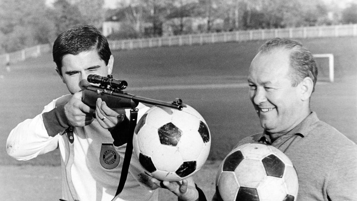 Trainerlegende Zlatko "Tschik" Cajkovski (r.) ist zu Beginn aber nur wenig begeistert von der etwas gedrungenen Neuerwerbung - auf 176 Zentimeter verteilen sich rund 90 Kilo. "Was soll isch mit dieses Junge, diese Figur, unmöglich", motzt er und verpasst Müller den immer wieder gern zitierte Spitznamen "kleines, dickes Müller"