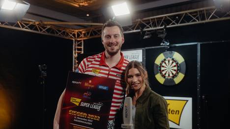 Florian Hempel fährt zur Darts-WM! Nach dem Sieg gegen Nico Springer will der 32-Jährige diesmal allerdings nicht ohne Spitzname nach London reißen und ruft daher die Fans auf, sich etwas einfallen zu lassen.