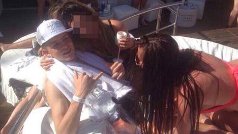 Jack Graelish von Aston Villa posiert mit Wodka-Flasche