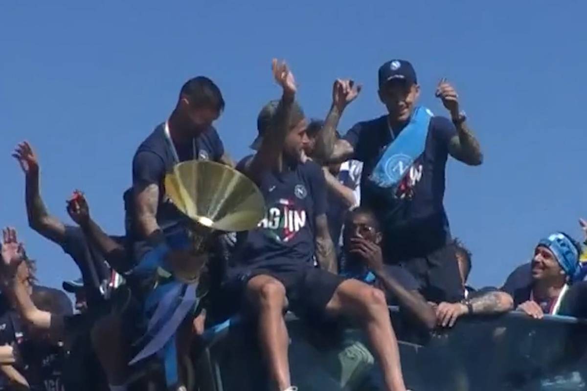 Tausende Napoli-Fans feierten den Gewinn der Meisterschaft ausgelassen auf den Straßen Neapels und begleiteten ihr Team bei einer triumphalen Fahrt durch die Stadt.