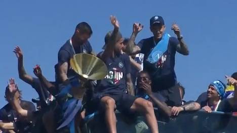 Tausende Napoli-Fans feierten den Gewinn der Meisterschaft ausgelassen auf den Straßen Neapels und begleiteten ihr Team bei einer triumphalen Fahrt durch die Stadt.