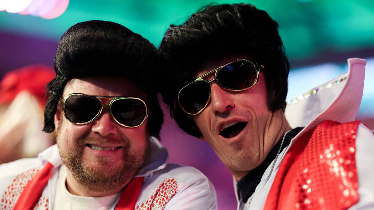 Der doppelte Elvis Presley lässt sich das Darts-Spektakel auch nicht entgehen