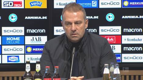 Nach dem Platzverweis für Corentin Tolisso, zeigt sich Hansi Flick verärgert über den leichten Ballverlust von Javi Martinez zuvor und hofft in Zukunft auf weniger Nachlässigkeiten.
