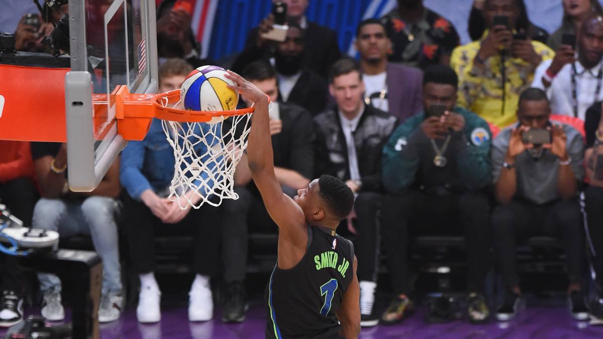 ...und führte den Ball durch die Beine nach links, um spektakulär mit seiner schwachen Hand abzuschließen. Ein 360 between the legs!