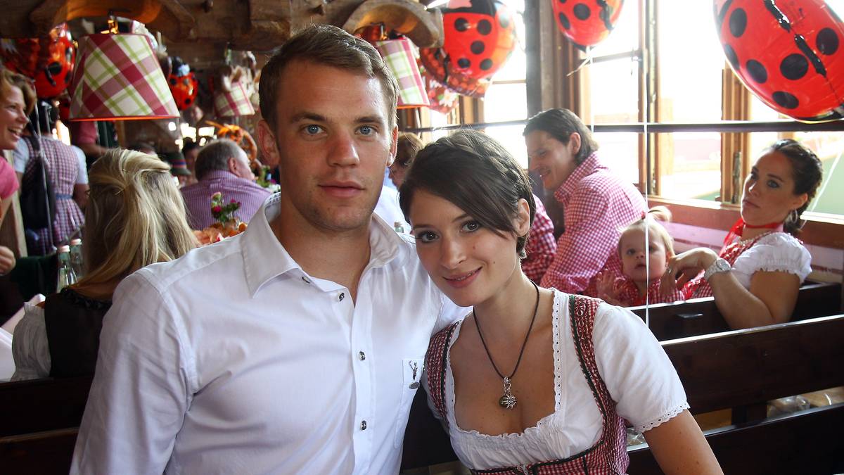 Ebenfalls seit 2011 in München: Manuel Neuer. Bei den Bayern wird er zur unumstrittenen Nummer eins in der Nationalmannschaft und ist fester Bestandteil einer Schafkopf-Runde mit Philipp Lahm und Thomas Müller. Nur seine langjährige Freundin Kathrin (r.) ist mittlerweile nicht mehr an seiner Seite.