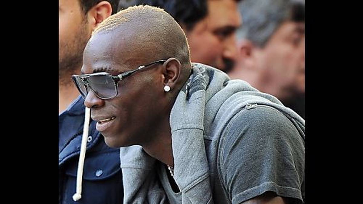 Wovon Balotelli allerdings jede Menge hat sind Park-Knöllchen. Bereits in seinem ersten Sommer bei Manchester City sammelt er, so berichtet die "Sun", Strafzettel in Höhe von insgesamt 11.000 Euro. 27 Mal werden seine Luxuskarossen abgeschleppt
                  
                  