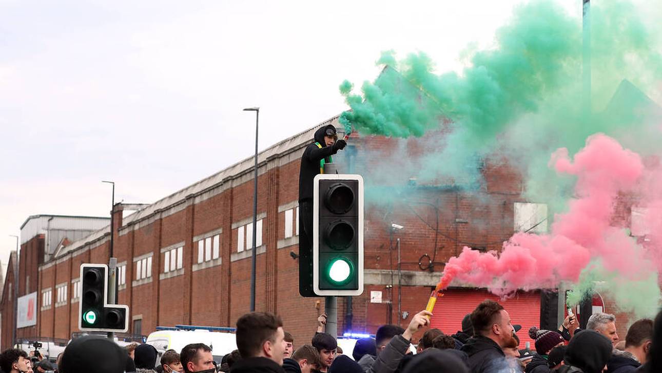 Die Fans versammelten sich vor dem Stadion