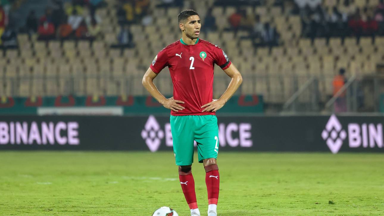VfB-Star zieht Hakimi die Hose runter
