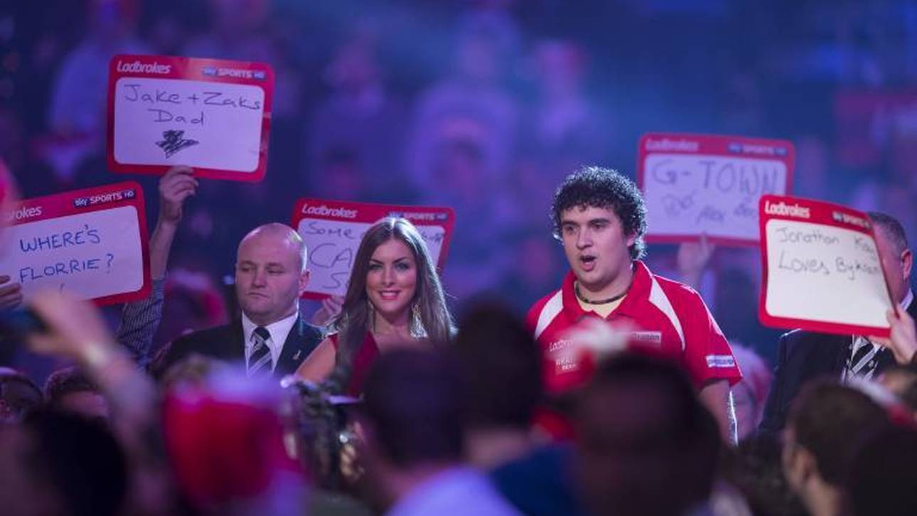 Jamie Lewis (r.) bei seinem Walk-On bei der Darts-WM 2014