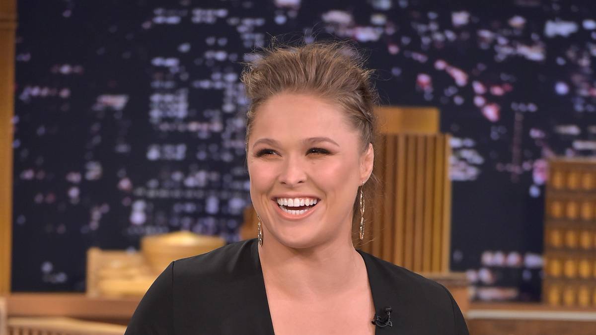 Auch auf den Mund gefallen ist Rousey nicht. Nachdem Box-Macho Floyd Mayweather auf die Frage nach seiner Meinung zur toughen Kalifornierin gefragt wurde, antwortete "Money" einfach nur: "Ich weiß nicht, wer sie ist"