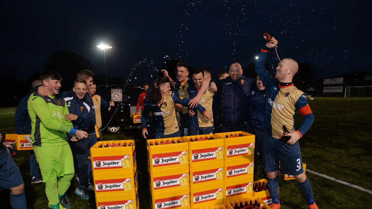 Ajax schenkt Fünftligist 27 Bierkästen