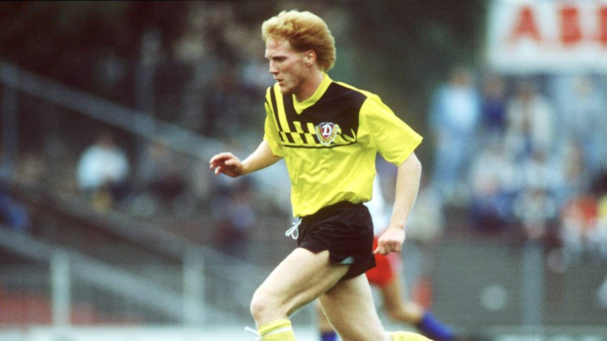 Matthias Sammer holt seine ersten Titel mit Dynamo Dresden. Mit den Sachsen gewinnt er zwei DDR-Meisterschaften und einmal den Pokal. Im Westen geht Sammers Erfolgsstory weiter. Vier Meistertitel als Spieler und Trainer, Europameister, Champions-League-Sieger - Sammer räumt alles ab