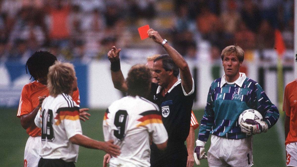 Nach einer Spuckattacke und einem Ohrenzupfer gegen Völler flog Rijkaard vom Platz - zur großen Überraschung aller Beobachter allerdings auch Völler. Noch schlimmer: Als die beiden Streithähne vom Platz gingen, bespuckte Rijkaard den Deutschen erneut