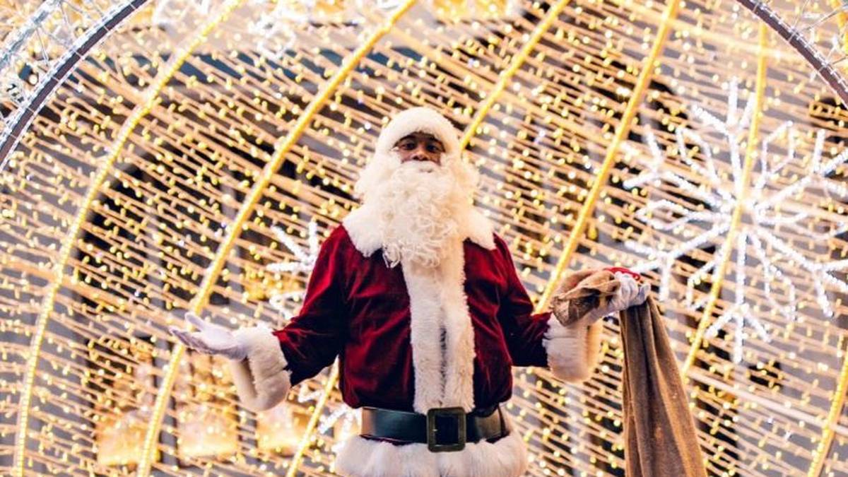 Ho Ho Ho! Feine Geste von Bayern-Star David Alaba: Verkleidet als Weihnachtsmann war der Österreicher in der Münchner Innenstadt unterwegs und verteilte jede Menge Süßigkeiten an Passanten