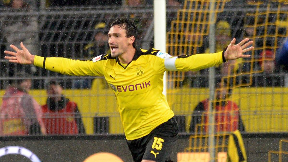 Der einzige Unterschied: Es zählt nicht. Zu Hummels' Glück hat Schiedsrichter Guido Winkmann ein Einsehen und hört auf die Proteste des BVB-Kapitäns, der ein Foul von Dario Lezcano reklamiert. Eine äußerst umstrittene Entscheidung...