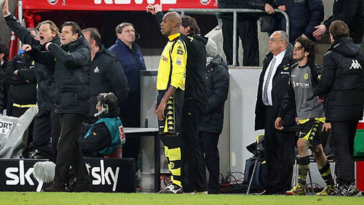 ...das für den BVB-Coach auf der Tribüne endet. Wenigstens hat Klopp von dort aus einen besseren Überblick - und sieht letztlich einen 3:2-Sieg seiner Mannschaft. Der kommt ihn mit 5.000 Euro allerdings recht teuer zu stehen