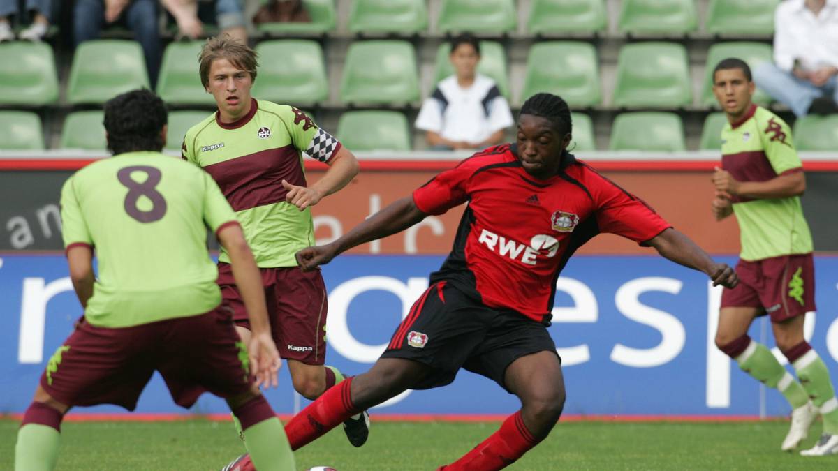 Weil die Konkurrenz in Leverkusen groß war, wurde Sukuta-Pasu nach St. Pauli ausgeliehen. Dann kaufte ihn Kaiserslautern, wo er immerhin zwölf Tore in 31 Spielen machte, aber trotzdem weiter ausgeliehen wurde. Sturm Graz und Bochum hießen die nächsten Stationen