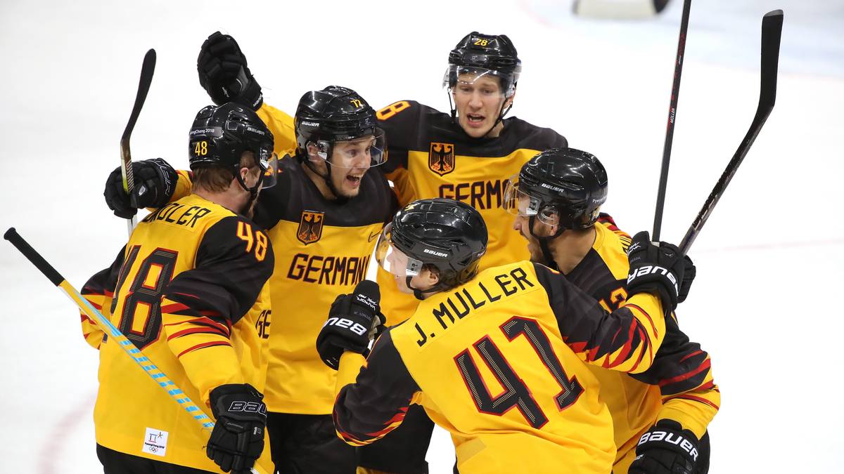 PLATZ 1: EISHOCKEY-NATIONALTEAM HERREN (2510 Punkte): Es ist unbestritten das Sportmärchen des Jahres - und nicht nur aus deutscher Sicht. Sensationell spielt sich das DEB-Team ins Olympia-Finale und wirft dabei unter anderem Schweden und Kanada aus dem Turnier. Nur wenige Sekunden fehlen im Finale gegen Russland dann zu Gold
