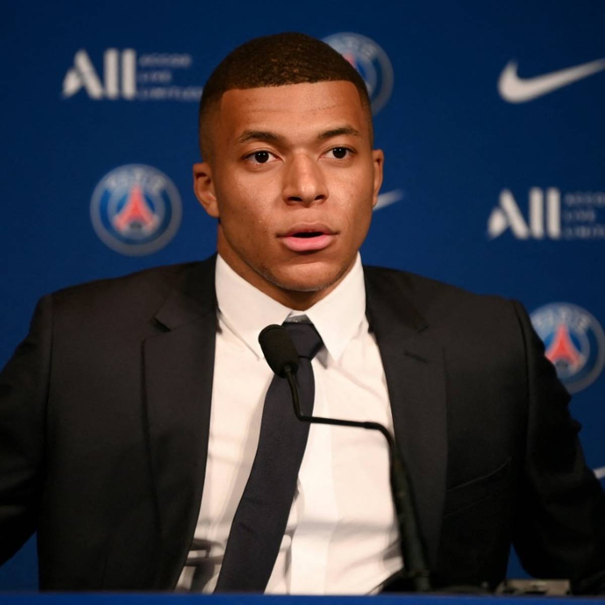 Kylian Mbappé hat Berichten widersprochen, wonach er in seinem neuen Vertrag bei Paris St. Germain ein Mitspracherecht zusichern ließ. Auch Klubboss Nasser Al-Khelaifi äußert sich.