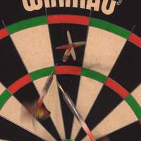 Kuriose Szenen! Weltmeister bouncen reihenweise Darts aus dem Board