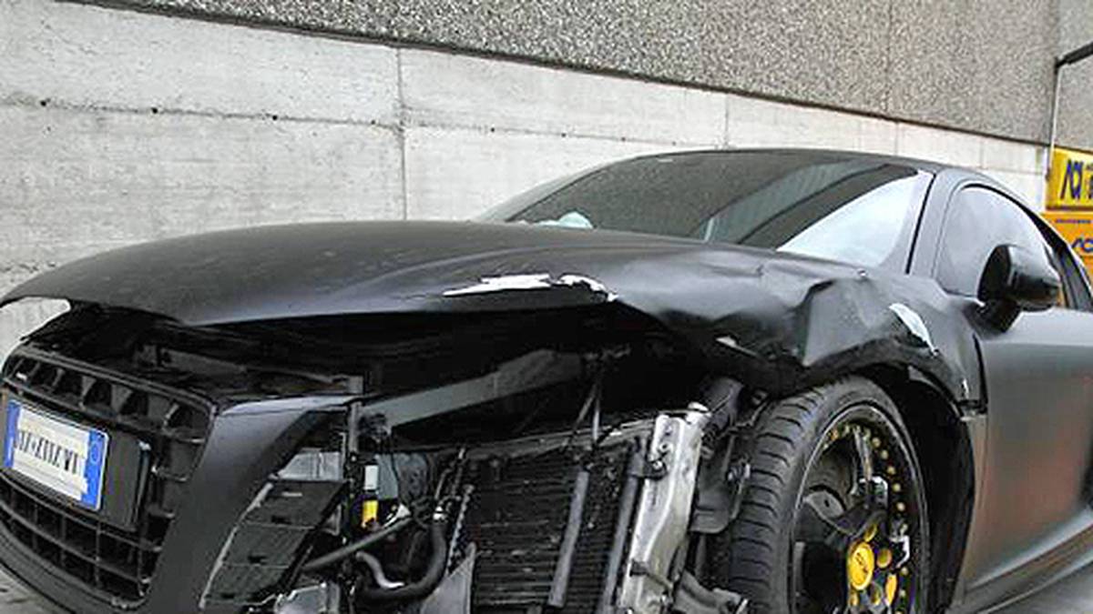 Desweiteren pflastern auch Autounfälle den Weg des Italieners. Nach einem Crash samt Totalschaden finden Polizeibeamte 5.000 Pfund in Balotellis Auto. Auf die Frage eines Polizisten, warum er so viel Geld bei sich habe, soll Balotelli geantwortet haben: "Weil ich reich bin"
                  
                  