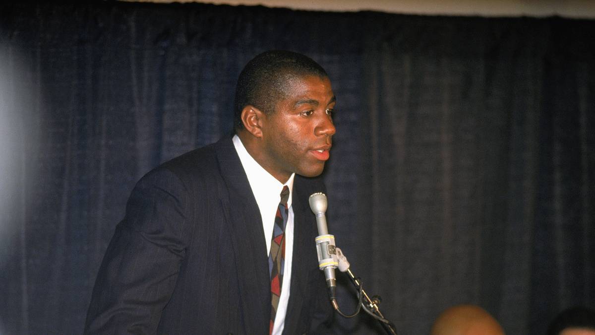 Am 7. November 1991 erschüttert Earvin "Magic" Johnson die NBA. Nachdem er bei einer Routineuntersuchung positiv auf HIV getestet wird, verkündet Johnson auf einer Pressekonferenz sein sofortiges Karriereende. Die Bekanntgabe sorgt für großen Wirbel