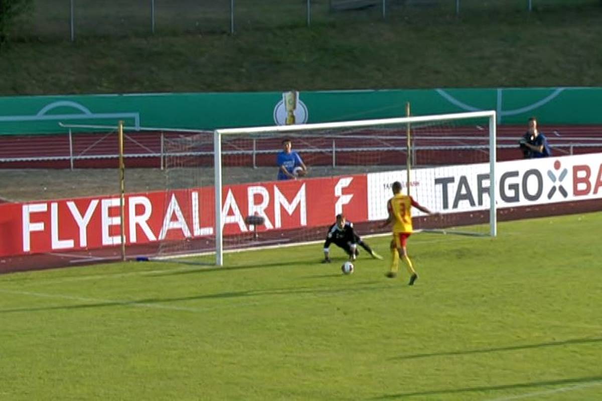 Nach dem schwachen Start in der Liga hat sich der KSC bei Oberligist Neustrelitz den Frust von der Seele geschossen. Mit einem 8:0-Erfolgt ziehen die Badener locker in Runde 2 ein.