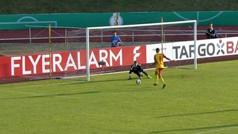 Nach dem schwachen Start in der Liga hat sich der KSC bei Oberligist Neustrelitz den Frust von der Seele geschossen. Mit einem 8:0-Erfolgt ziehen die Badener locker in Runde 2 ein.