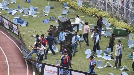 Hitzige Szenen im indischen Kolkata: Rund um die Stadion-Tour von Fußballlegende Lionel Messi kommt es zu Ausschreitungen von enttäuschten Fans. Zuvor enthüllt der Superstar eine gigantische Statue.