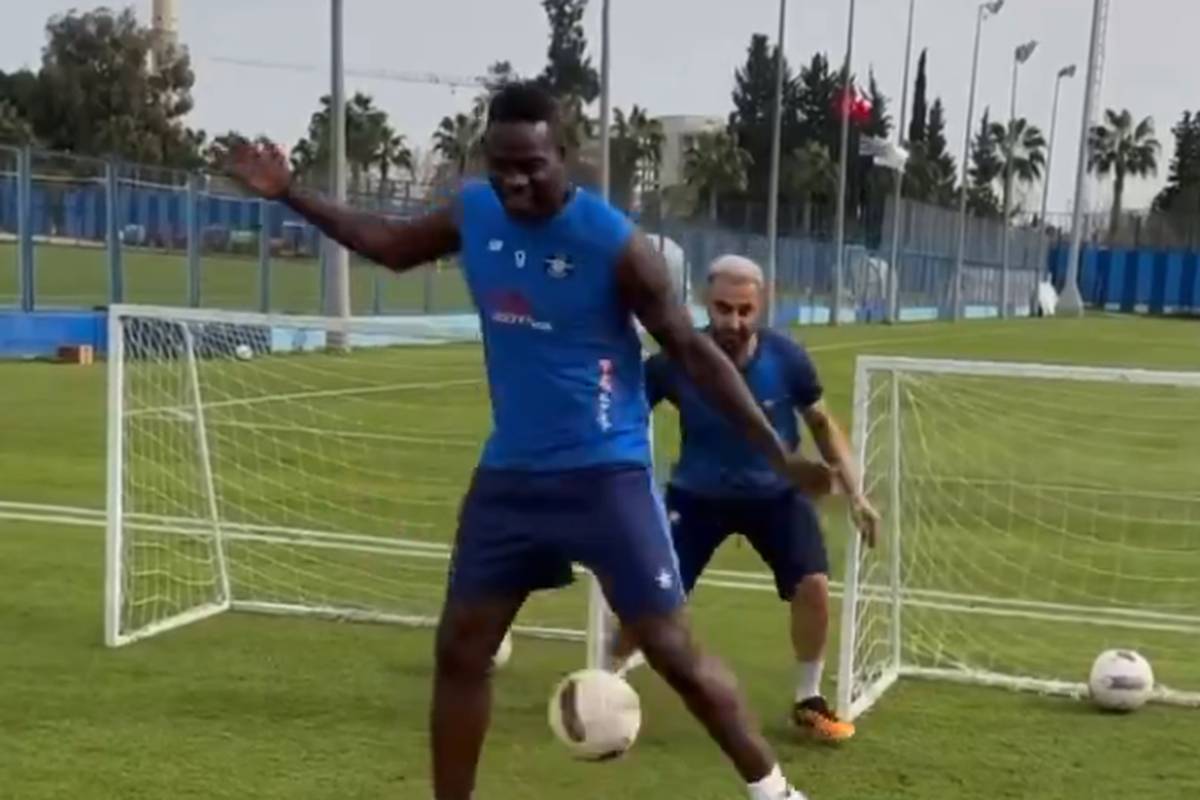 Der ehemalige Stürmer-Superstar Mario Balotelli zaubert im Training bei Adana Demirspor mit der Hacke.